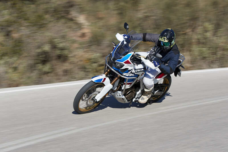 Lo scarico fa un rumore, che pare aver perso per strada il db killer, mentre la reazione al comando del gas &egrave; repentina. Fluido come sempre, ora il twin nipponico scalpita gi&agrave; a 3.000 giri