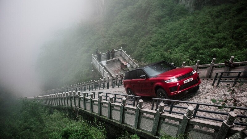 Ho-Pin Tung sale con Range Rover Sport PHEV alla Porta del Cielo [video]