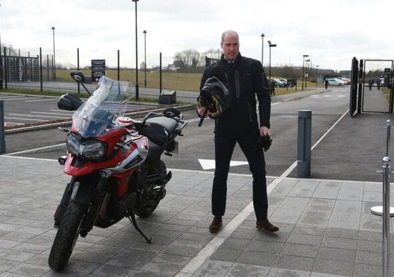 Il Principe William sulla nuova Triumph Tiger 1200 durante la visita allo stabilimento Triumph 