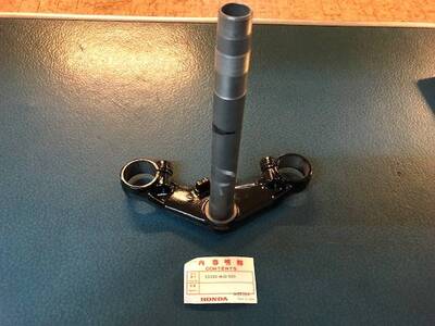 PIANTONE DI STERZO PER FORCELLA HONDA CBX750 F