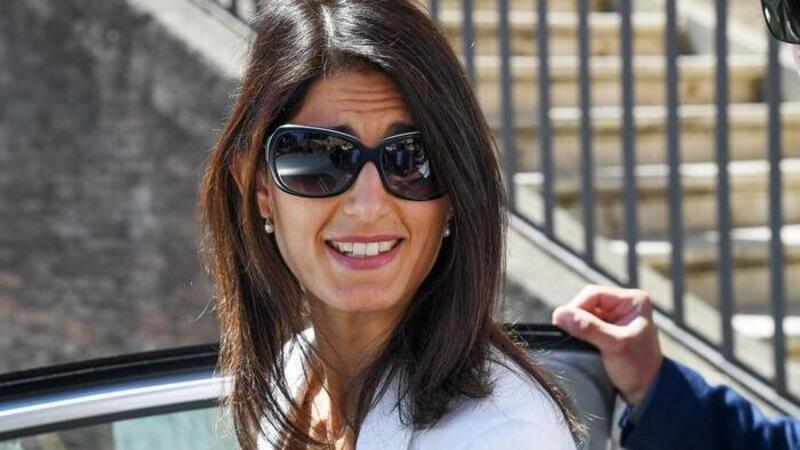 Roma, Raggi: &laquo;Via i diesel dal centro entro il 2024&raquo;