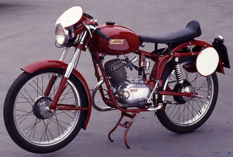 Pure la Laverda 75 derivava da una robusta e versatile motoleggera di serie. Il motore aveva la distribuzione ad aste e bilancieri con due alberi a camme nel basamento. Il telaio a doppia culla continua era uno dei pi&ugrave; evoluti della sua epoca