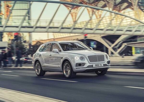 Bentley Bentayga Hybrid al Salone di Ginevra 2018 [Video]