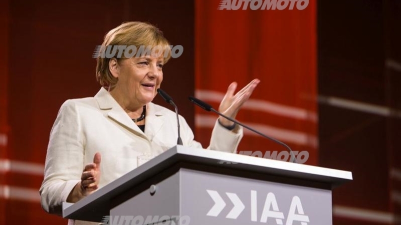 Angela Merkel: &laquo;L&#039;industria dell&#039;auto aiuti i rifugiati&raquo;