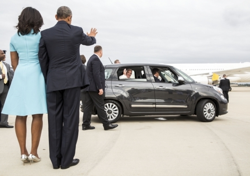 Papa Francesco in visita negli USA sulla Fiat 500L [VIDEO]