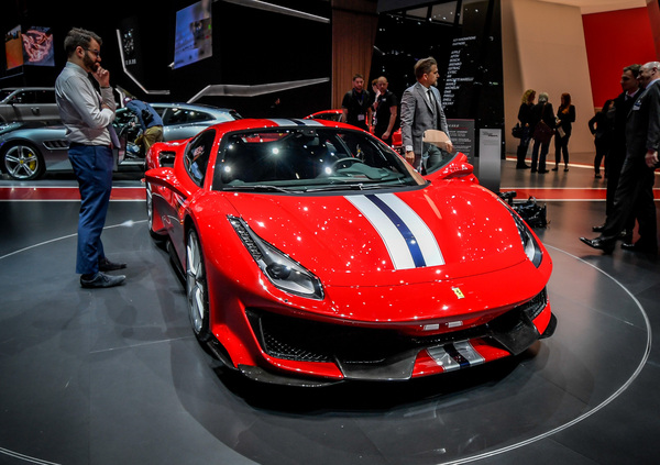 Ferrari 488 Pista, l'erede della 458 Speciale arriva a Ginevra [Video]