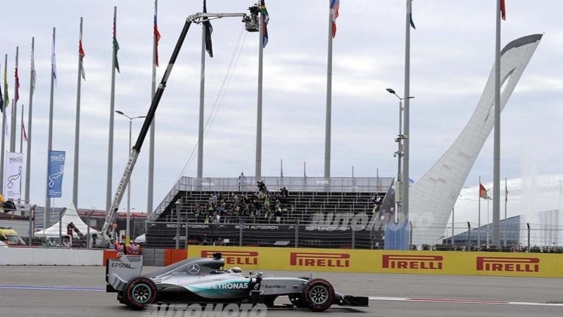 F1, Gp Russia 2015: vince Hamilton. Mercedes campione del mondo Costruttori