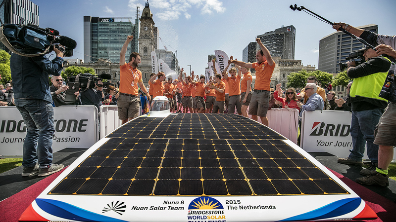 World Solar Challenge: auto ad energia solare percorre oltre 3.000 km in meno di 38 ore