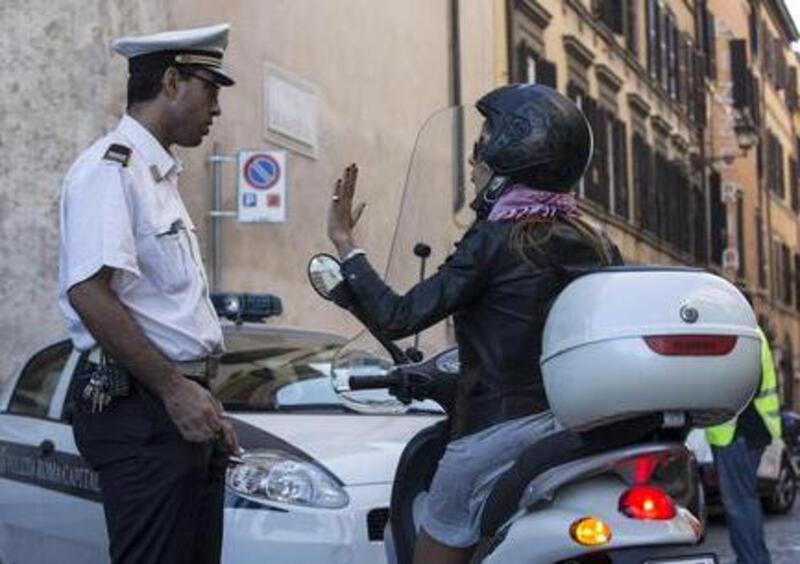 Roma, blocco del traffico &ldquo;segreto&rdquo;. Scattano le multe, ma sono da annullare