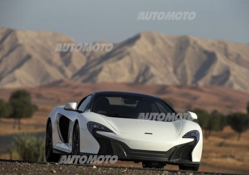 McLaren 650S Spider Al Sahara 79, all&#039;emiro la supercar piace d&#039;oro