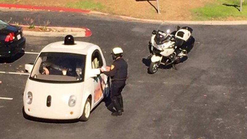 La Google Car fermata dalla polizia: intralciava il traffico