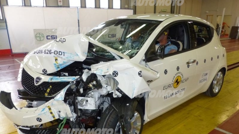 Euro NCAP, 2 stelle alla Lancia Ypsilon. Che si incendia dopo il test