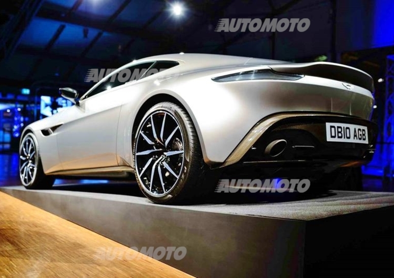 Una notte da 007. L&rsquo;Aston Martin DB10 di James Bond a Milano