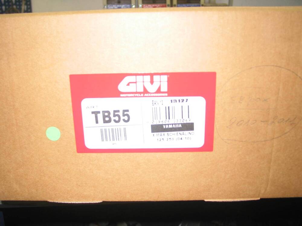 Schienalino Givi GIVI SCHIENALINO SPECIFICO PASSEGGERO YAMAHA X-MAX 125-250 (2)