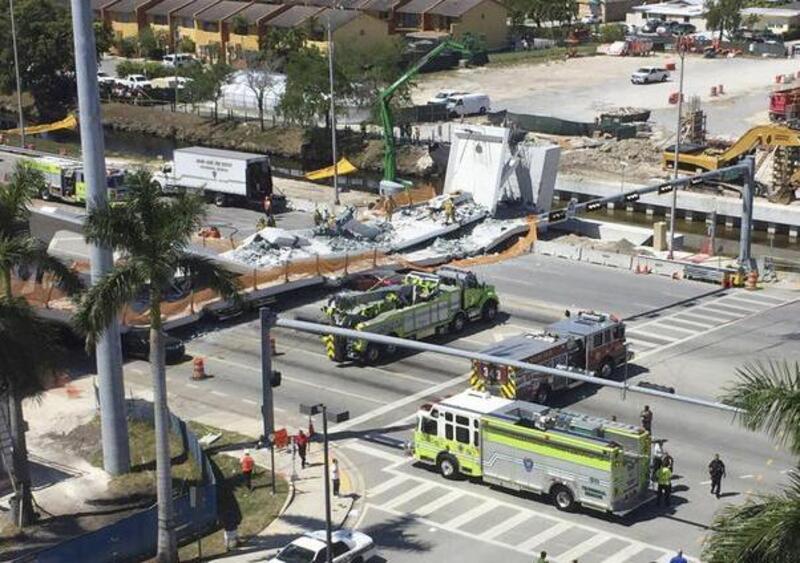 Crolla ponte pedonale a Miami: sei morti