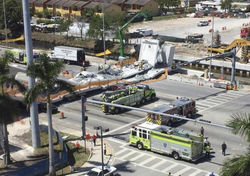 Crolla ponte pedonale a Miami: sei morti