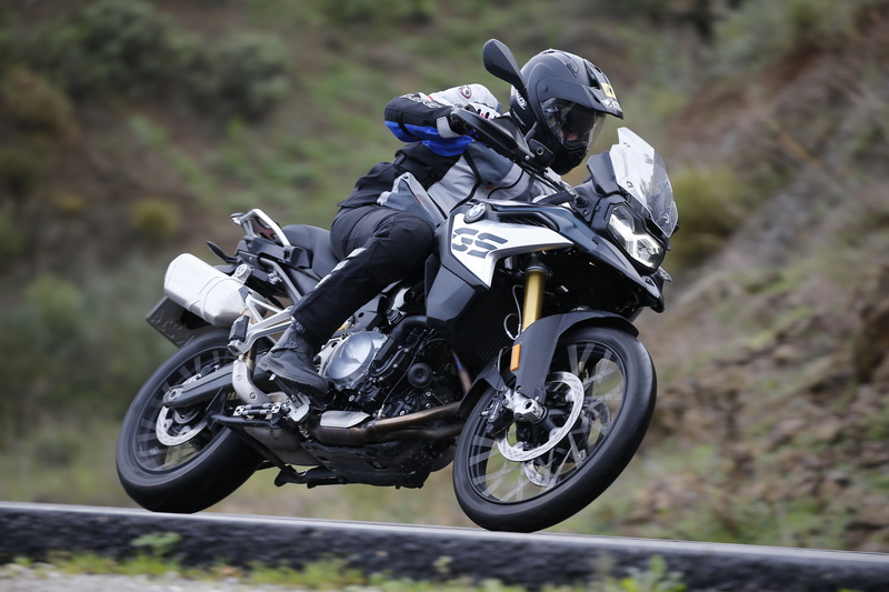 La BMW F850GS ha diverse frecce nel suo arco, ma c&#039;&egrave; anche qualche difetto. La moto &egrave; abitabile e confortevole sia per il pilota che per il suo passeggero, che dispone di un bel maniglione e di pregevoli pedane in alluminio (asportabili finalmente per la guida offroad). Per&ograve; il cupolino ripara davvero pochissimo dall&#039;aria