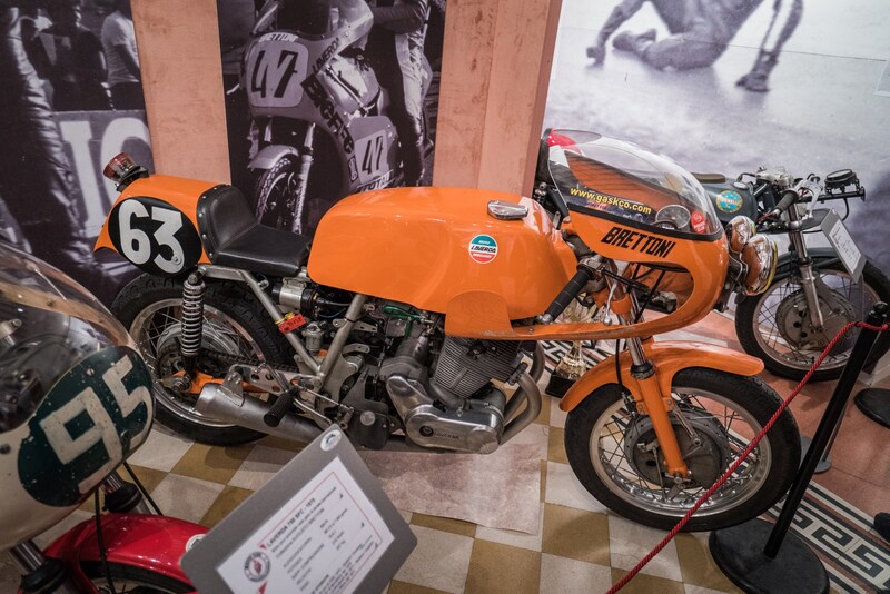 La Laverda 750 SFC, qui in versione per le gare di endurance, &egrave; stata una delle migliori &ldquo;derivate di serie&rdquo; degli anni Settanta. Il motore a due cilindri paralleli con distribuzione monoalbero comandata da una catena collocata centralmente erogava 70 cavalli a 7.500 giri/min