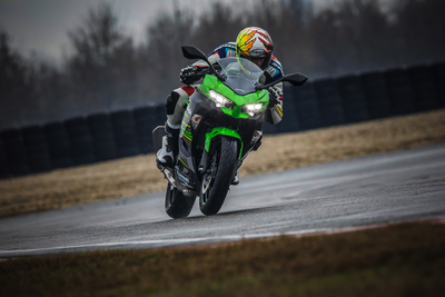 Kawasaki Ninja 400. Il divertimento buono sta nella botte piccola