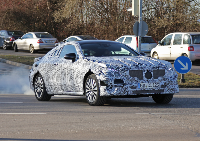 Nuova Mercedes Classe E Coup&eacute;, le foto spia. Sar&agrave; anche AMG