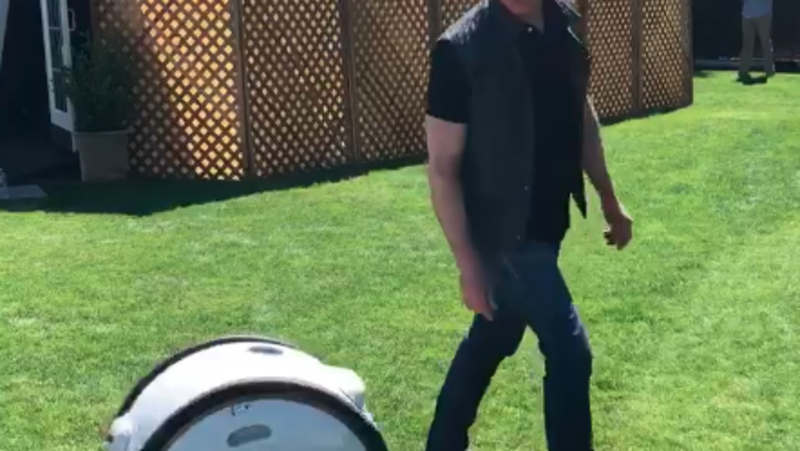 VIDEO - Bezos (Ceo di Amazon) a passeggio con Gita, il robot di Piaggio Fast Forward