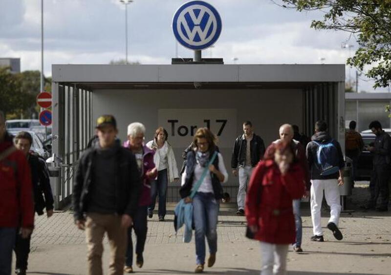 I dipendenti Volkswagen all&#039;uscita dopo il turno di lavoro