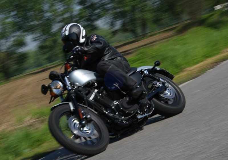 HARLEY-DAVIDSON Sportster Iron 883