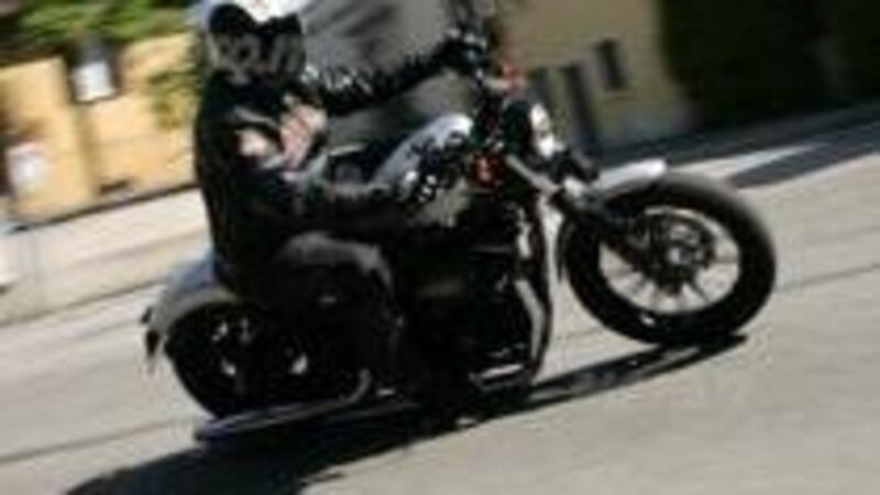 HARLEY-DAVIDSON Sportster Iron 883