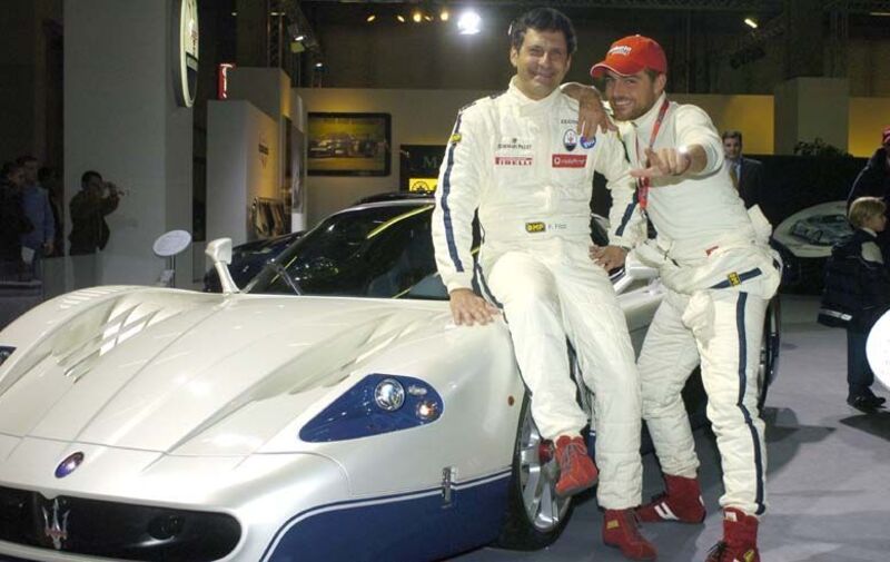 Frizzi posa con Daniele Bossari accanto alla Maserati MC12 Stradale