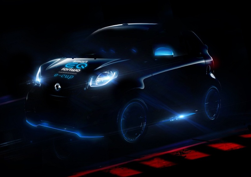 smart EQ fortwo e-cup, la city car indossa tuta e casco