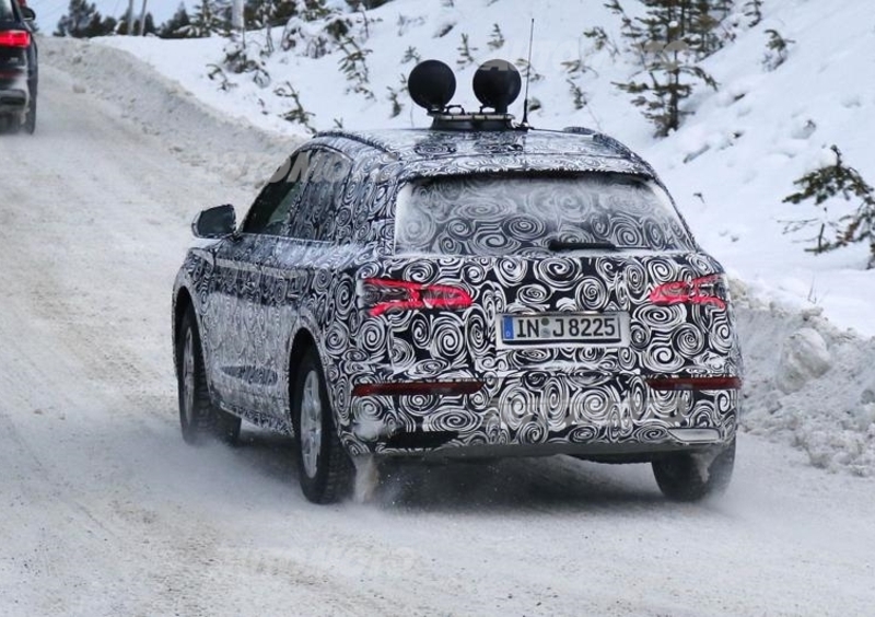 La nuova Q5 durante le ultime fasi di test. In apertura il piccolo Q2