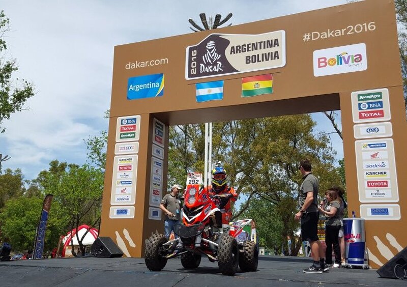 Marcelo Medeiros prende il via della Dakar sul suo quad