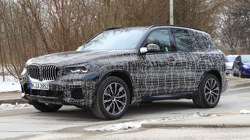 BMW X5 eccola in azione durante i test