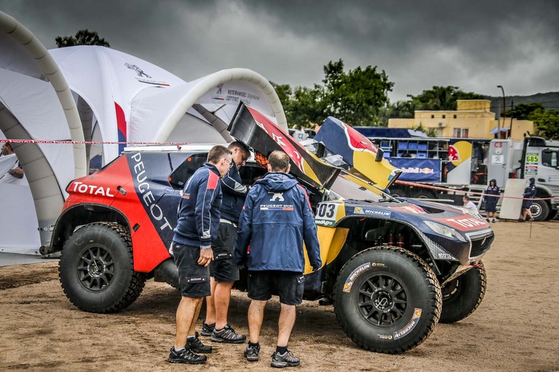 La Peugeot 2008 all&#039;assistenza. La vettura francese ha dominato la seconda tappa 