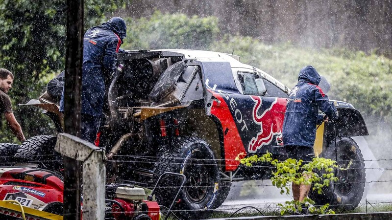 Dakar 2016. Peterhansel, tripletta Peugeot, e la Honda di Gon&ccedil;alves