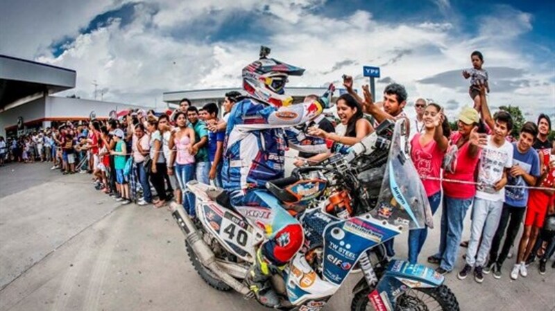 Dakar 2016. Peterhansel, tripletta Peugeot, e la Honda di Gon&ccedil;alves