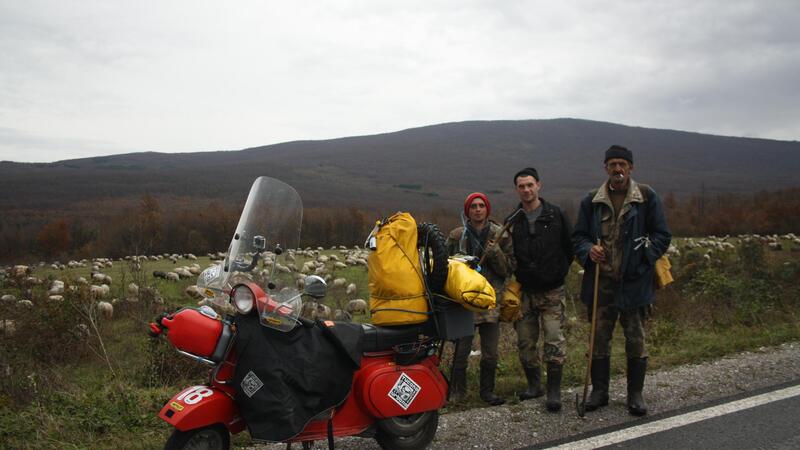 Eurovespa, in viaggio per l&rsquo;Europa in sella alla Vespa PK50