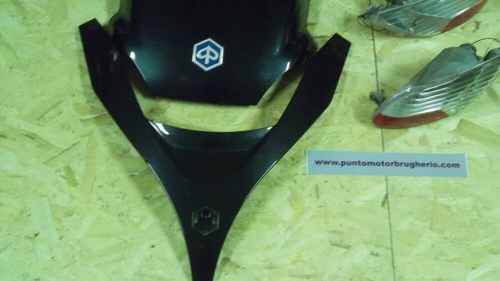 SCUDETTO ANT. SUPERIORE Piaggio MP3