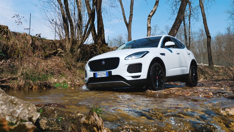 Jaguar E-Pace sul fango, senza problemi e in pieno comfort