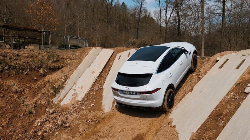 Pendenze che non si direbbe di poter affrontare, con un SUV improntato al lusso, sono fattibili