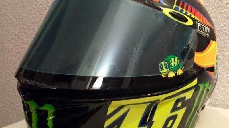 Casco autografato di Valentino Rossi, in beneficenza a 10mila &euro;