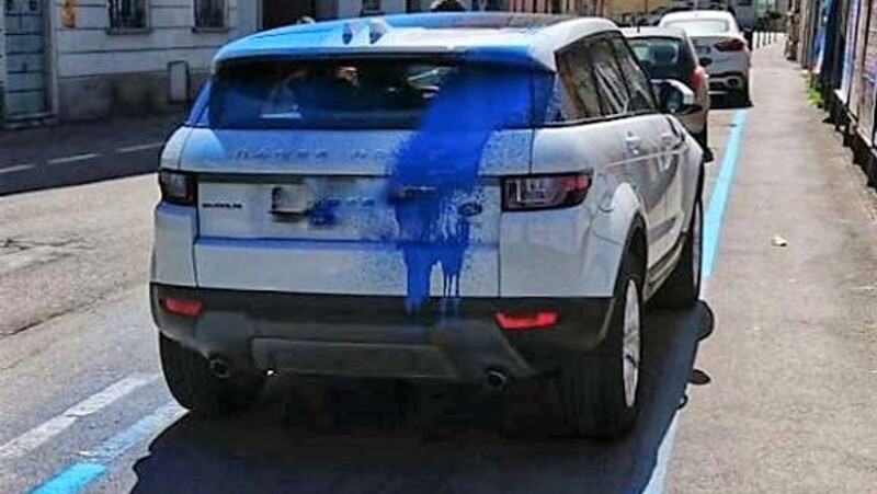 Parcheggio incurante della manutenzione stradale? Anche sulla carrozzeria del Range Rover si dipinge il blu