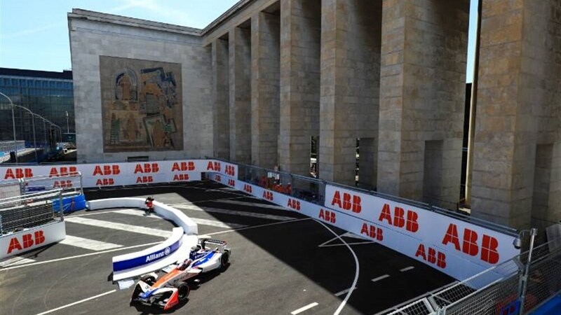 Corsa clandestina sul circuito di Roma della Formula E