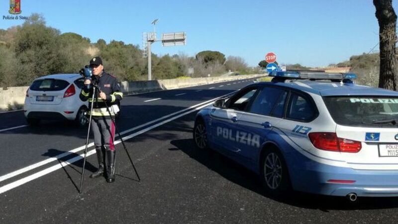 Al cellulare e con bimbo in braccio alla guida: fermato, era senza patente