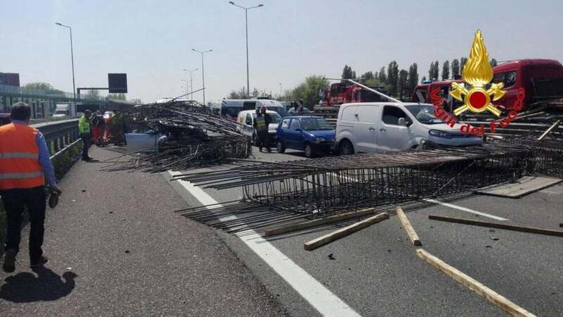 Incidente Tangenziale Ovest: tir perde carico e invade corsia opposta