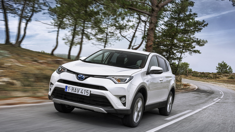 Toyota RAV4 Hybrid 2016: primo contatto su strada [Video]