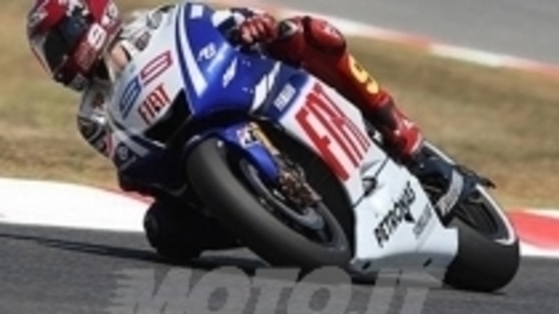 Lorenzo soffia la pole a Rossi