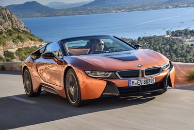 BMW i8 Roadster. Sfizio vestito da supercar [Video]