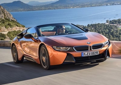 BMW i8 Roadster. Sfizio vestito da supercar [Video]