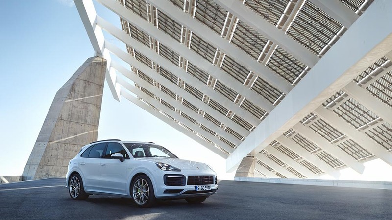 Arriva l&#039;ibrido anche sulla nuova Porsche Cayenne